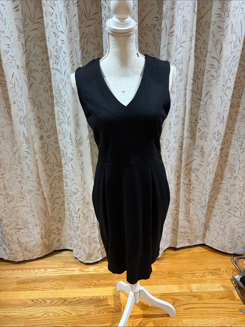 Banana Republic Black V-Neck Sleeveless Sheath Dress